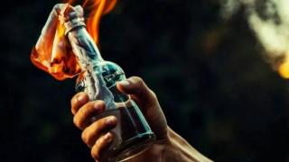 Журналист на BBC учи украинците как да хвърлят коктейли Молотов  