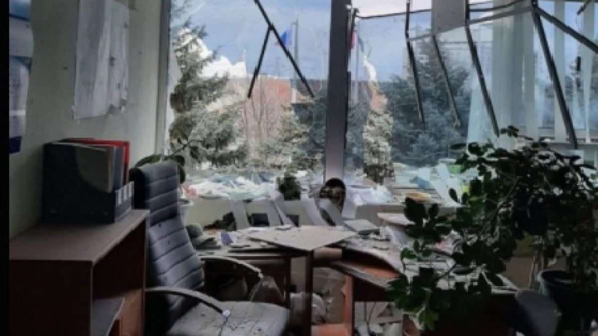 СНИМКИ от обстреляната сграда до Запорожската АЕЦ изненадаха света