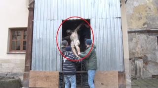Евакуираха Христос от катедрала в Лвов ВИДЕО