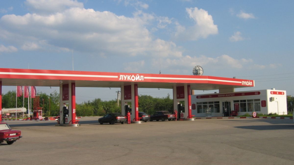 КЗК още не е изслушала "Лукойл" по казуса с ограниченията на пазара за горива