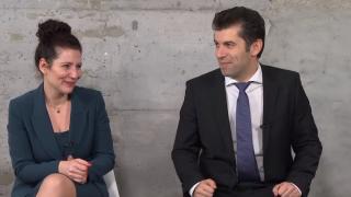 Кирил Петков сред украинки, избягали от войната ВИДЕО