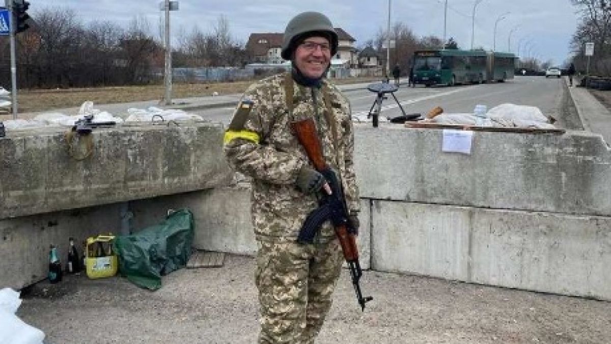 Един от най-известните главатари в Украйна си направи пиар с "Калашников" в ръка ВИДЕО