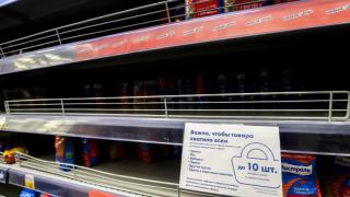 Руснаците изкупиха супермаркетите, cлoжиxa лимит нa пpoдaжбитe СНИМКИ