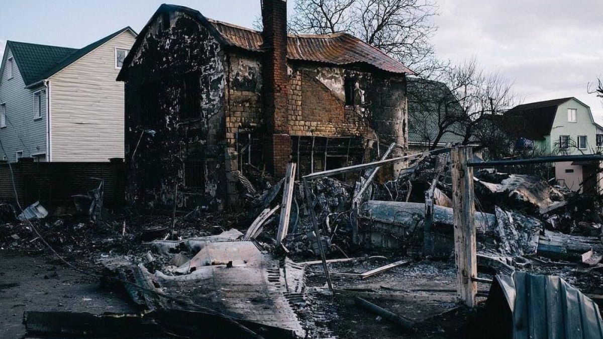 Свален руски Су-27 падна върху частен имот в Киев СНИМКА