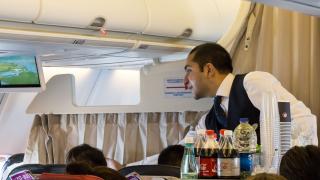 Стюард призна какви номера върти на пътниците, които му лазят по нервите