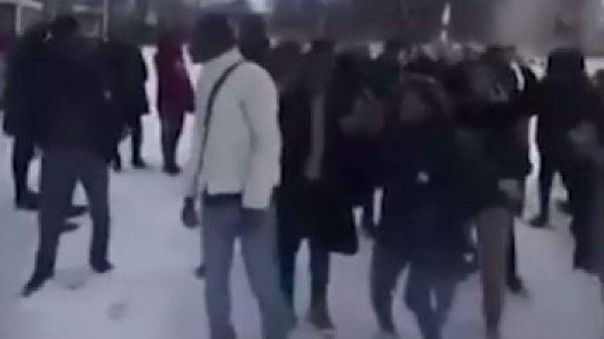  US учен изригна срещу расизма в Украйна: Качват тъмнокожите бежанци във влаковете след животните ВИДЕО 