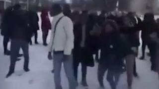  US учен изригна срещу расизма в Украйна: Качват тъмнокожите бежанци във влаковете след животните ВИДЕО 