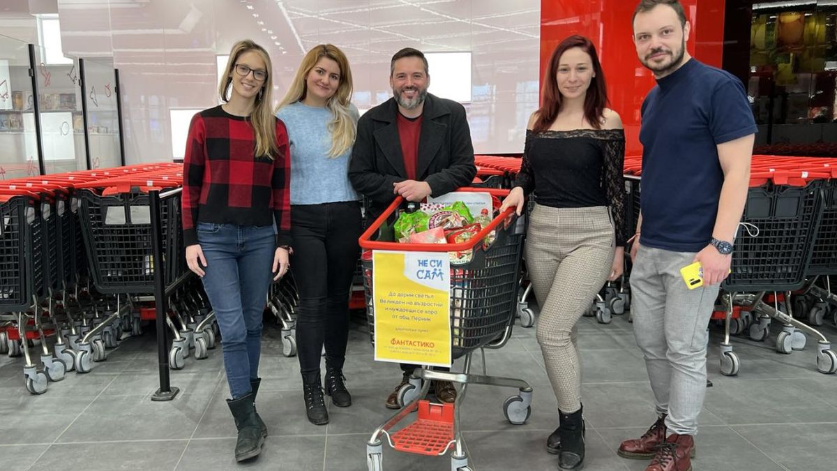 Луиза Григорова зарадва възрастни и крайно нуждаещи се хора в Пернишко СНИМКИ