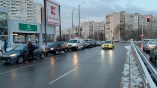 Сигнал до БЛИЦ: Адски бой за олио в "Кауфланд" рано сутринта, фучи линейка, софиянци гневни: Това ли е промяната! ВИДЕО 18+