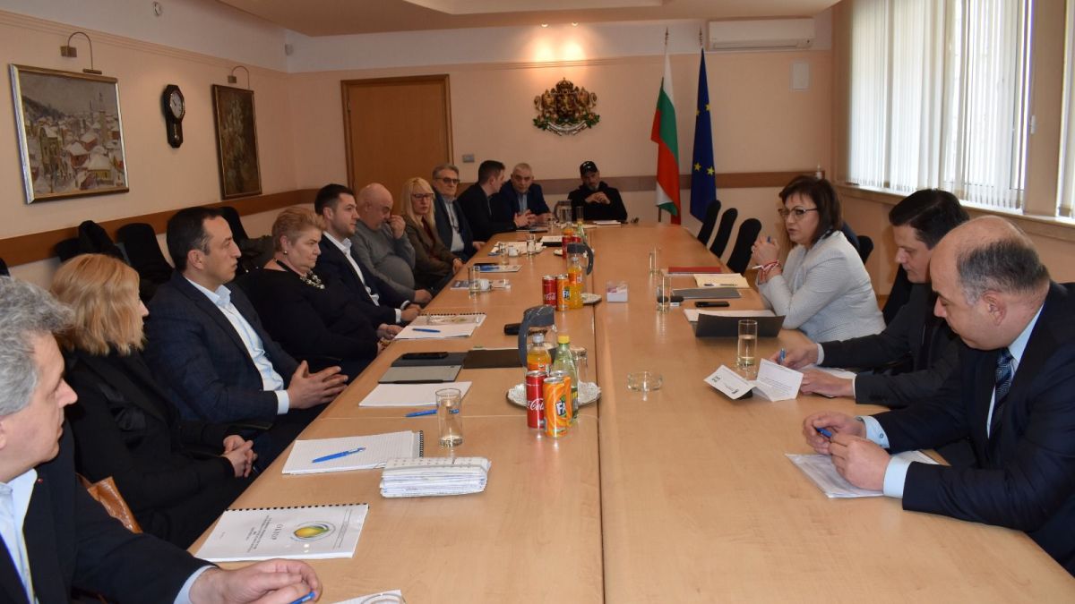 Нинова с извънредни мерки заради истерията с олиото, ето какво направи