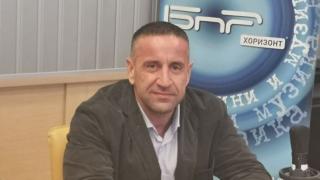 Харизанов стряскащо: Черният лебед плува наоколо, скоро ще се появи и усмивката на Петков ще замръзне 