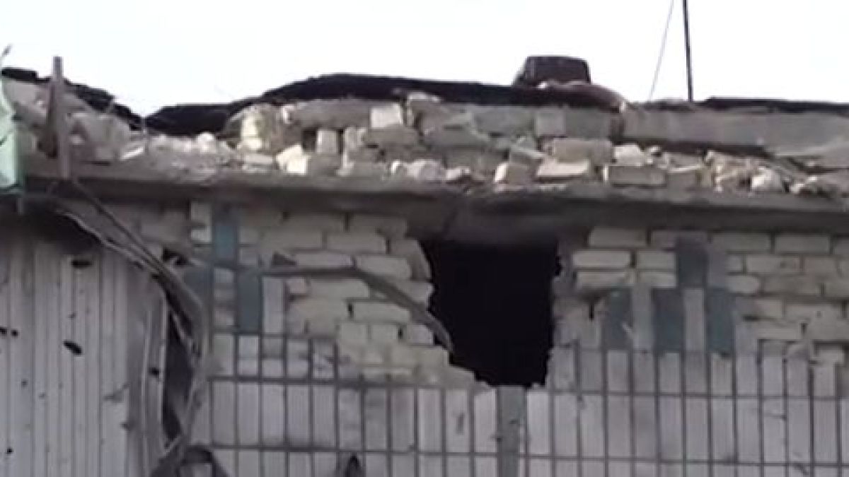 Униформи и чуждестранно оръжие остава след украинските бойци при бягството им от Волноваха 