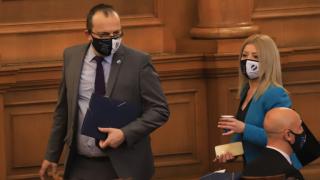 Суперскандал! Мартин Димитров трупа апартаменти и пари, докато пенсионерите мрат на опашки за олио!