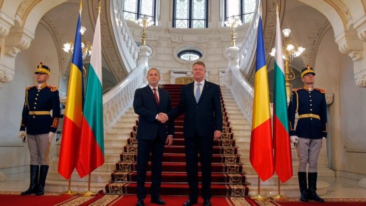 Радев е на посещение в Румъния 