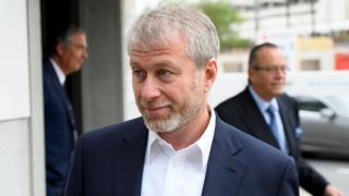 В Португалия наказват държавни служители заради Роман Абрамович