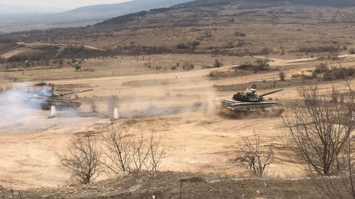 Какво се случва? Българската армия извади танковете СНИМКИ