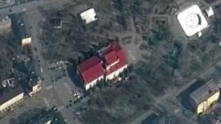 Очевидка твърди, че радикали от "Азов" са взривили театъра в Мариупол, в който са се били укрили много хора 