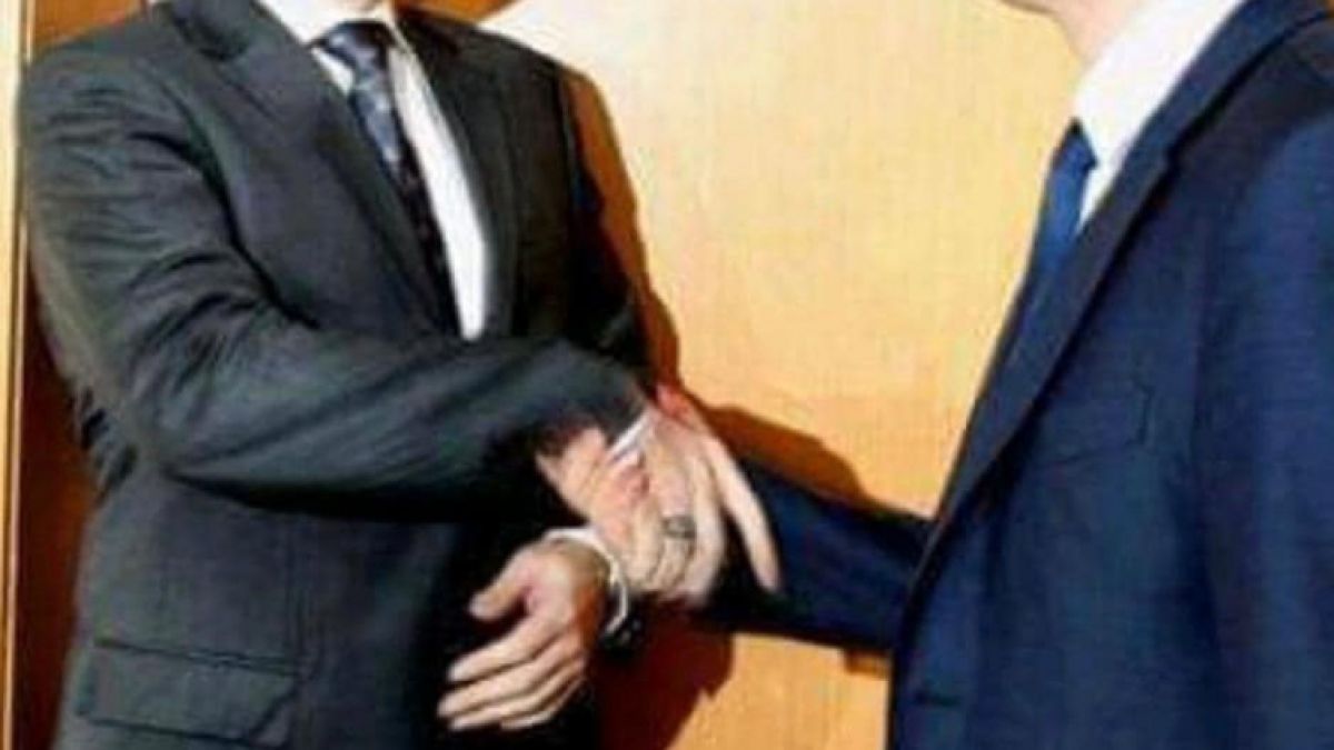 Делян Добрев пусна скандална СНИМКА с меката китка на Асен Василев 