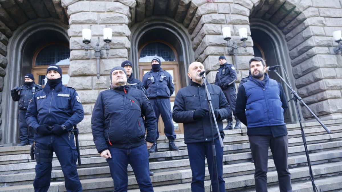 Борисов излъчва НА ЖИВО протеста на ГЕРБ пред МС, Петков се спотаи СНИМКИ