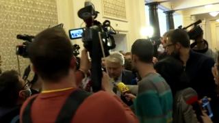 Шоу в НС! Кордон депутати от ПП вардят Рашков с телата си ВИДЕО
