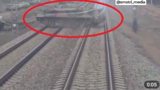 Необичайно ВИДЕО: Колона от руски бронирани машини се появи от нищото и мина през…