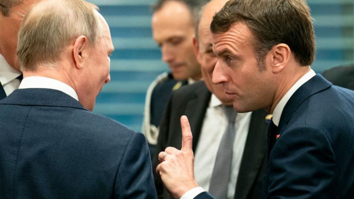Владимир Путин запозна Макрон с военните престъпления на режима в Киев
