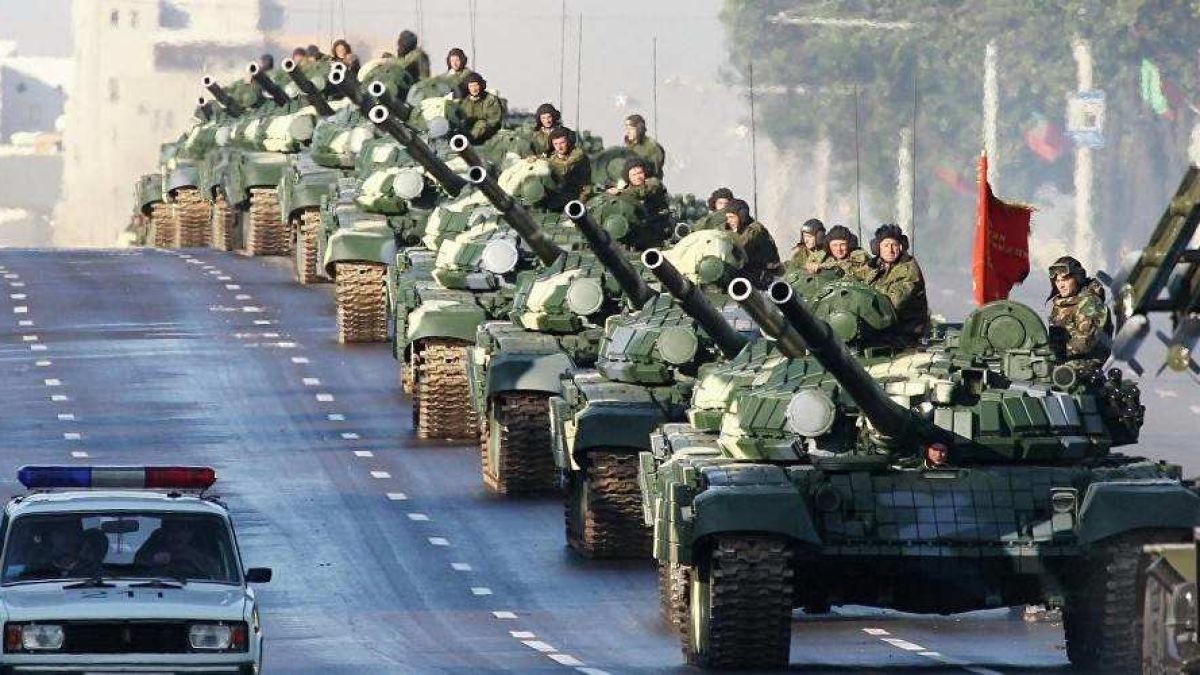Нещо ще става - огромна военна колона с нов тактически знак се движи в Беларус към границата с Украйна 