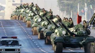 Нещо ще става - огромна военна колона с нов тактически знак се движи в Беларус към границата с Украйна 
