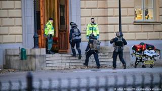 Ученик закла с нож и брадва две жени в училище