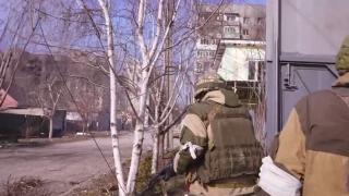Ето как "Азов" се изнизва скришом от Мариупол ВИДЕО