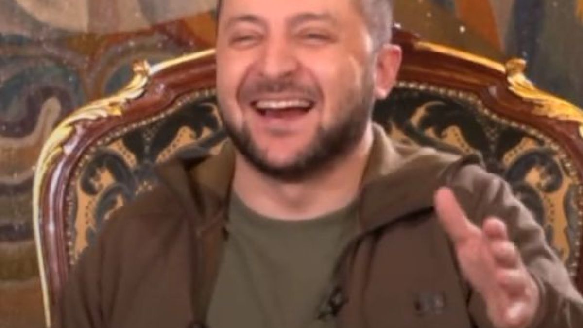 Зеленски избухна в смях заради въпрос на русокоса журналистка ВИДЕО