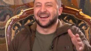 Зеленски избухна в смях заради въпрос на русокоса журналистка ВИДЕО