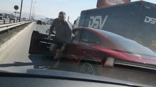 Ето кой е джигитът с лъскавото "Порше", скачал на бой на столичното Околовръстно 