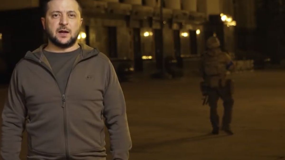 Точно месец след началото на войната в среднощно ВИДЕО Зеленски обяви...