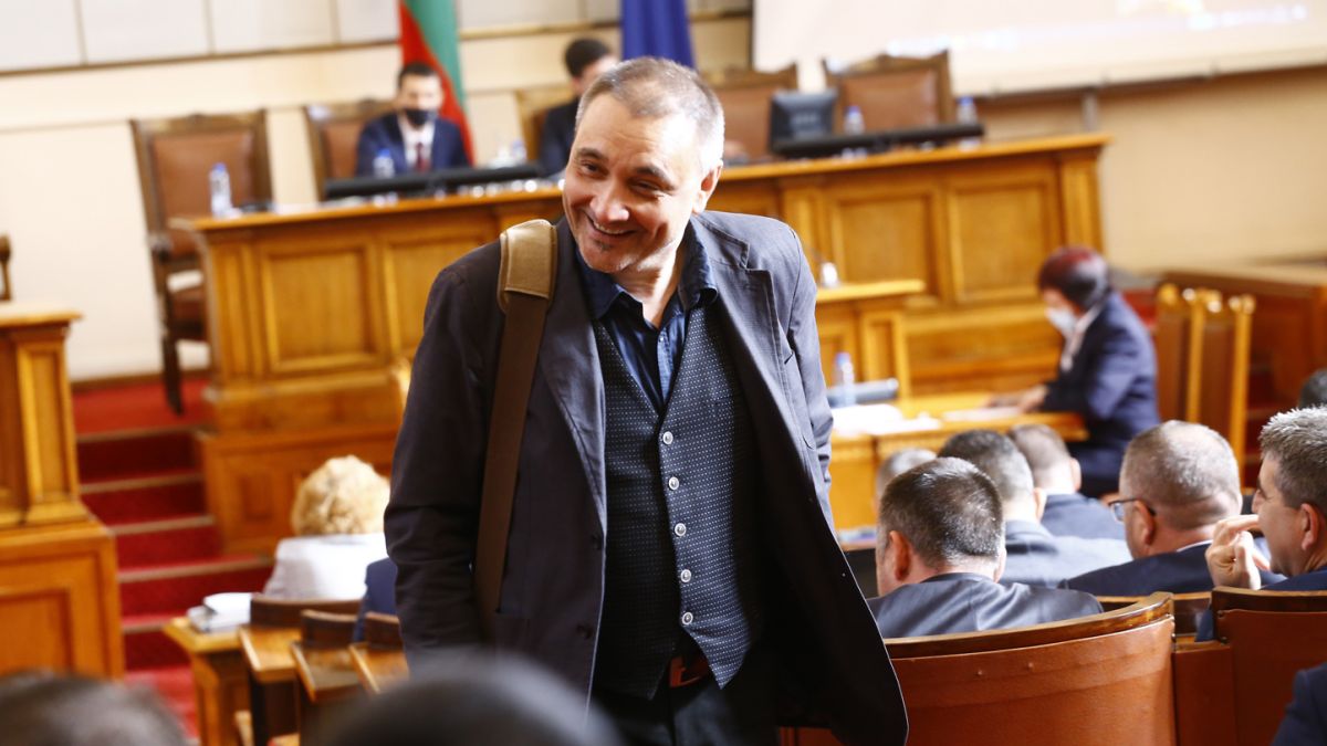 Избягал от Слави каза ще пристане ли на Радев