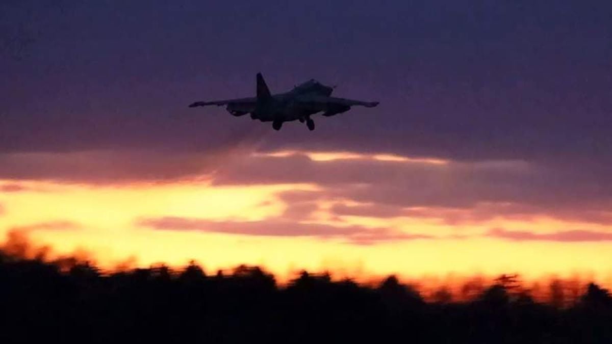 Впечатляващо ВИДЕО! Щурмови самолети Су-25 унищожиха украински военни складове