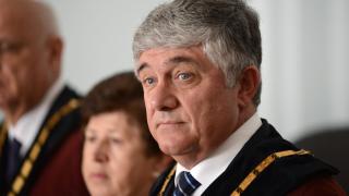Бивш конституционен съдия: Притеснително е, че борците с корупцията са хора, избягали в чужбина