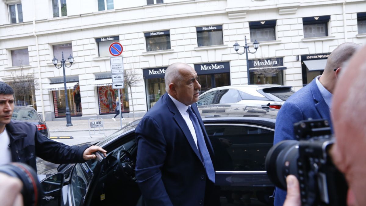 Борисов пристигна в прокуратурата, за да го разпитат СНИМКИ