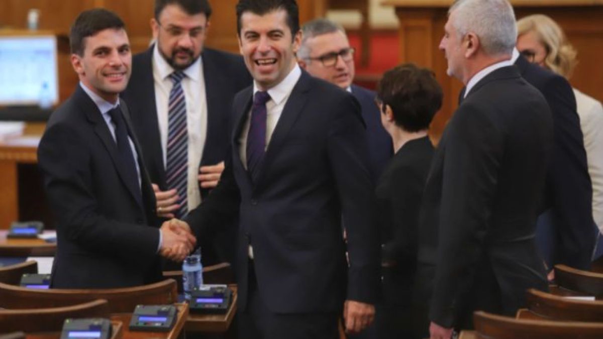 Депутатка от "Възраждане" зове Русия да атакува МС, шефът на НС брани Кирил Петков