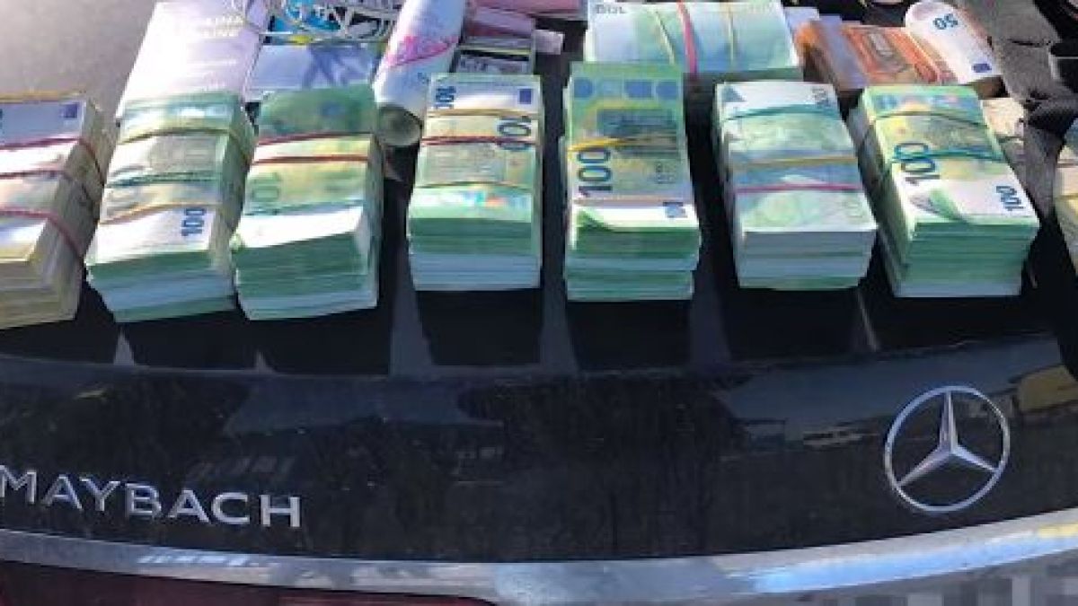 Украински бежанци бягат със стотици хиляди евро в скъпи джипове и коли ВИДЕО