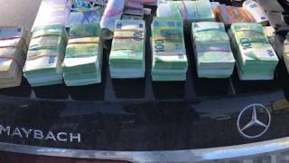 Украински бежанци бягат със стотици хиляди евро в скъпи джипове и коли ВИДЕО