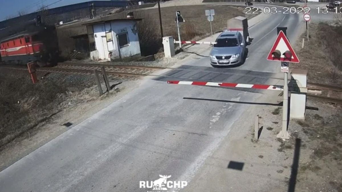 Кола не успя да спре на надлез и стана много страшно ВИДЕО 18+