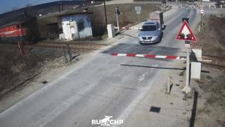 Кола не успя да спре на надлез и стана много страшно ВИДЕО 18+
