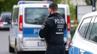Германски полицаи защитиха дядо с руско знаме от разярени украинки ВИДЕО 