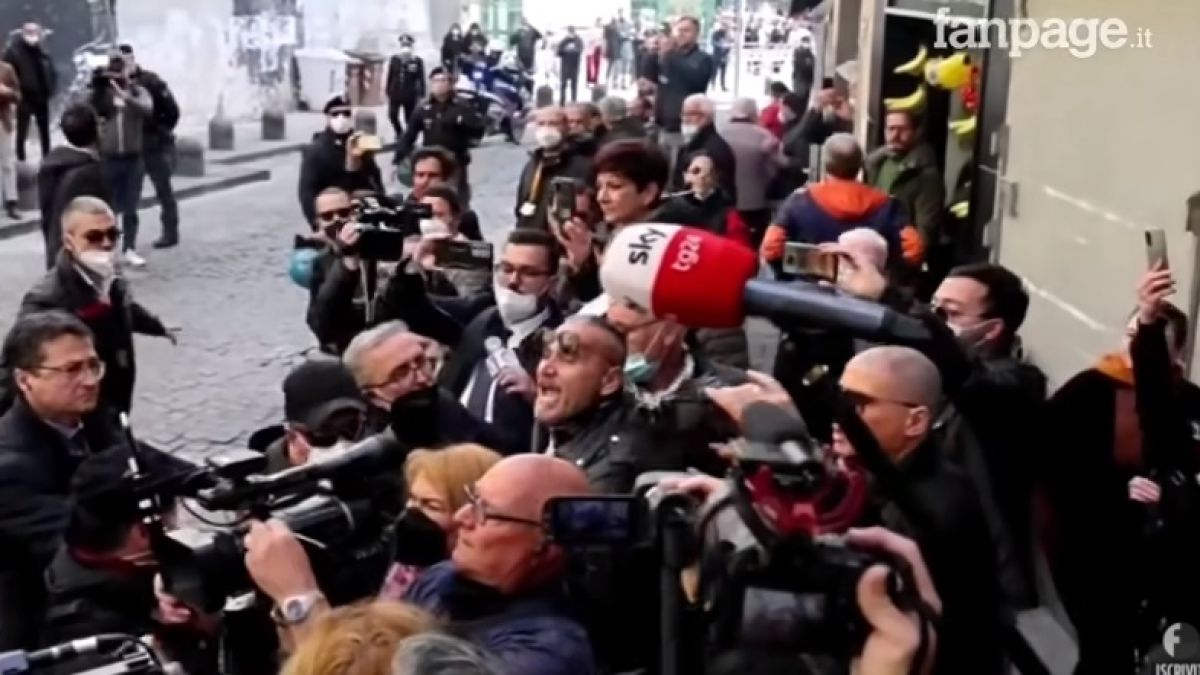 Бясна тълпа щеше да разкъса италианския премиер заради поскъпването на хляба ВИДЕО