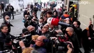 Бясна тълпа щеше да разкъса италианския премиер заради поскъпването на хляба ВИДЕО