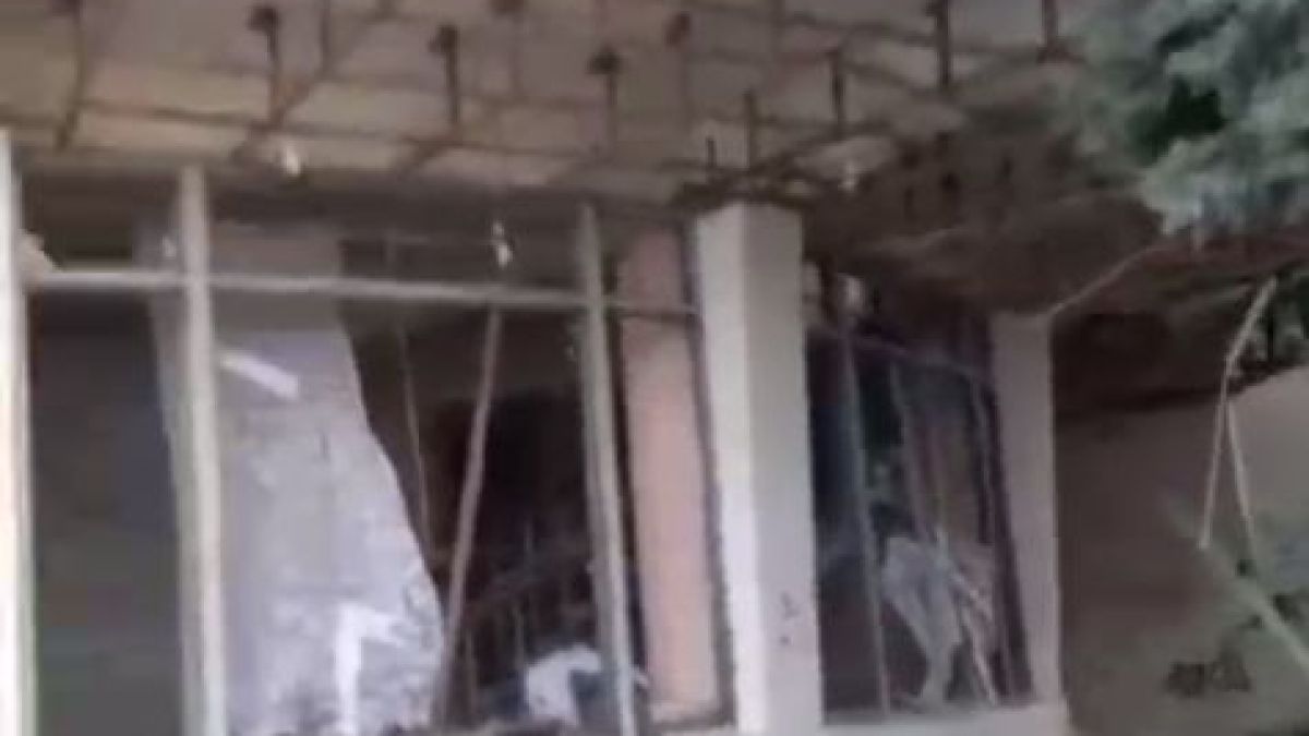 Украински националисти обстрелват цивилни близо до училище в Лисичанск ВИДЕО