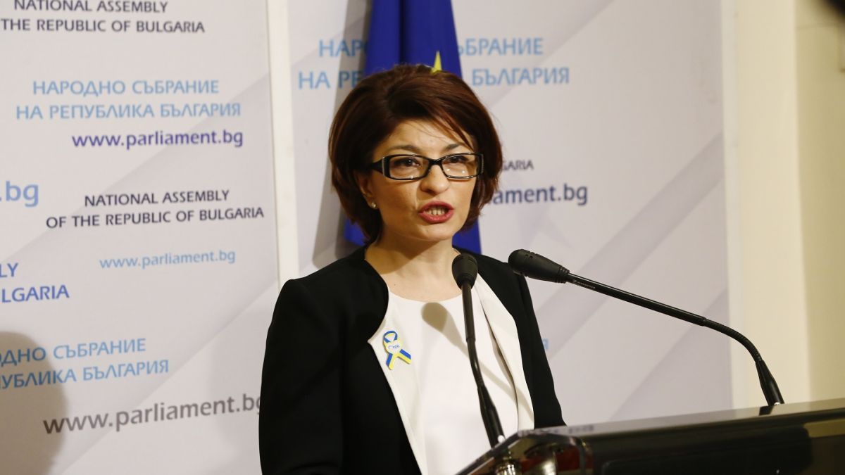 Десислава Атанасова към Кирил Петков: Оставка, аматьори!