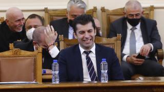 В ранни зори Петков...