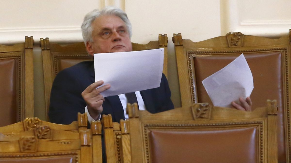 Бандити вилнеят из цяла България, а Рашков го крие